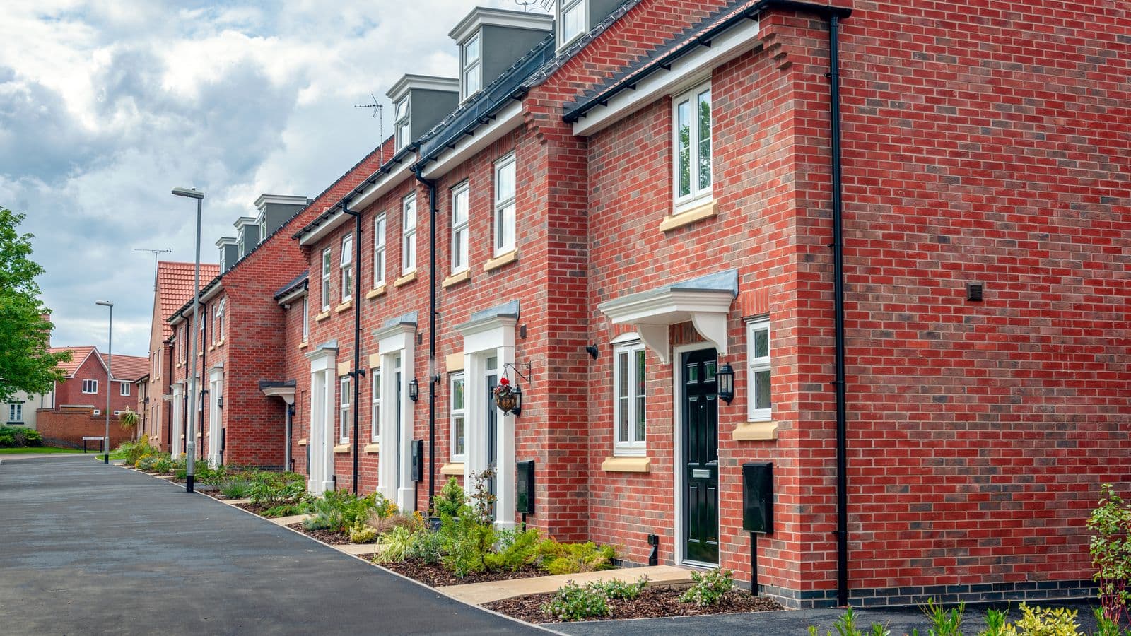 UK house prices rises 2.2% in year to July, while inflation remains static, says ONS - Image